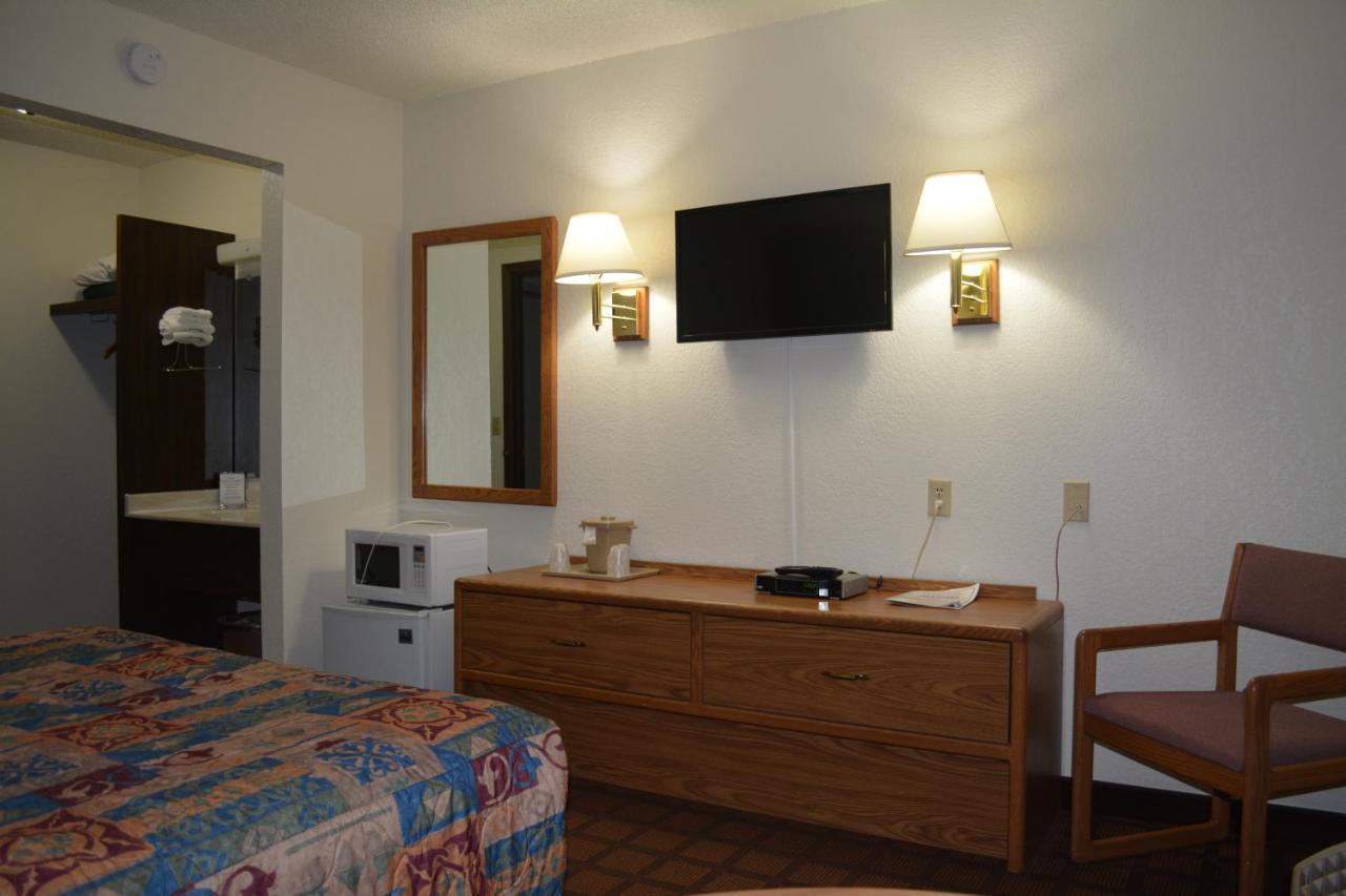 Bloomer Inn & Suites Exterior foto
