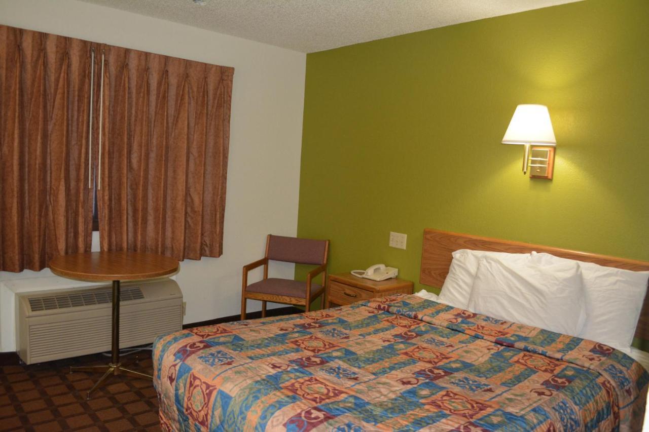 Bloomer Inn & Suites Exterior foto