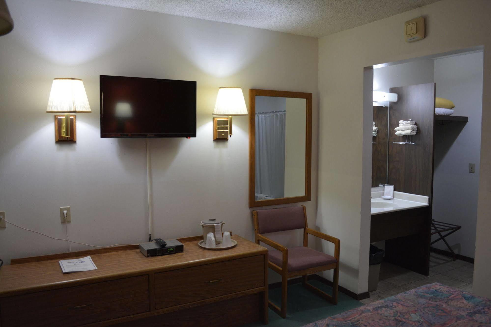 Bloomer Inn & Suites Exterior foto